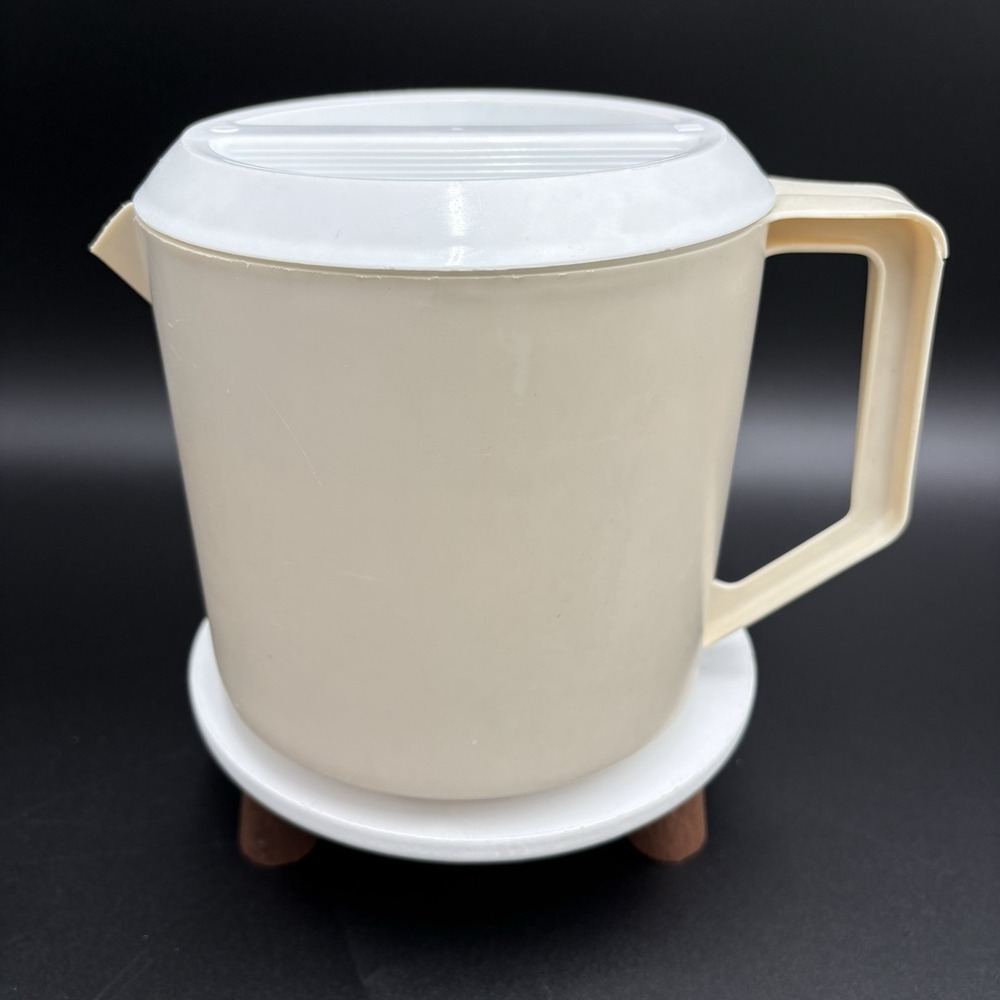 Vintage Rubbermaid 1 1/2 Qt Drink Pitcher w/Lid Almond White Beverage Container